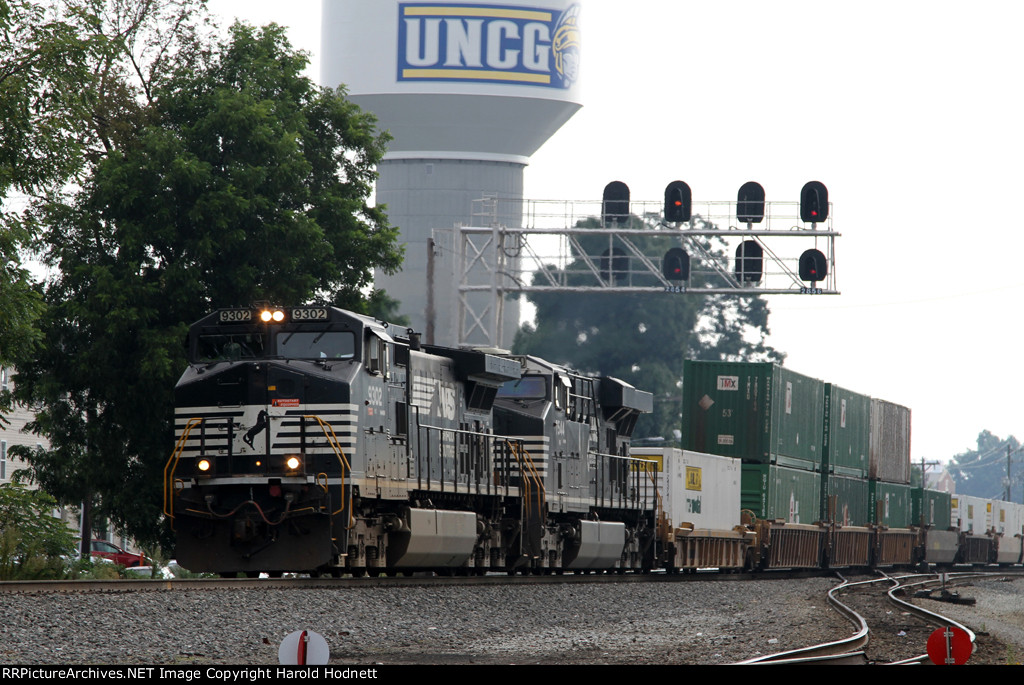 NS 9302 leads train 213 towards Pomona